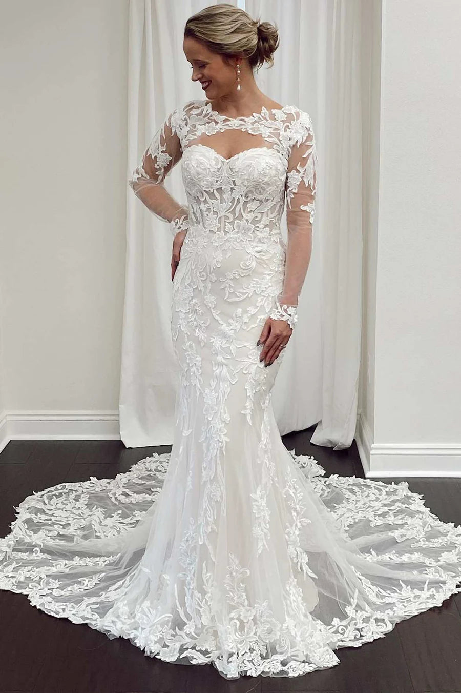Robe de mariée trompette à manches longues et découpes en dentelle
